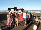 MICKEY & MINNIE EN SAN BERNARDO. Una familia tucumana que viajó a las costas bonaerenses aprovechó la visita de las estrellas de Walt Disney para tomarse una fotografía.